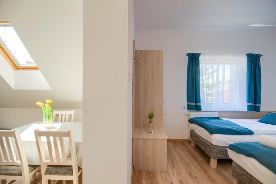 Bed, Photo of the whole room, Dining area, Bedroom