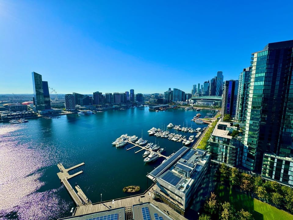 Property building, Nearby landmark, Day, Neighbourhood, Natural landscape, View (from property/room), City view, Lake view, River view