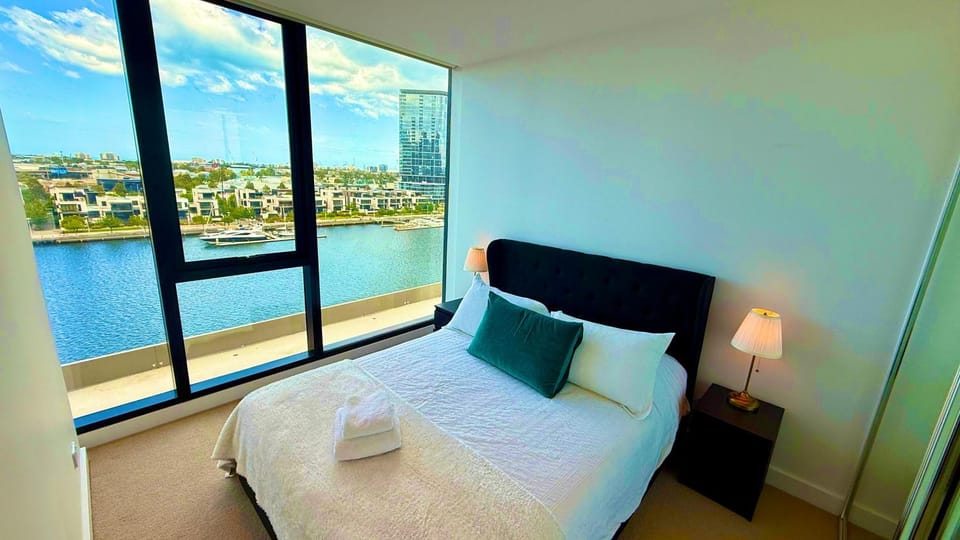 Bed, View (from property/room), Photo of the whole room, Bedroom, River view, towels