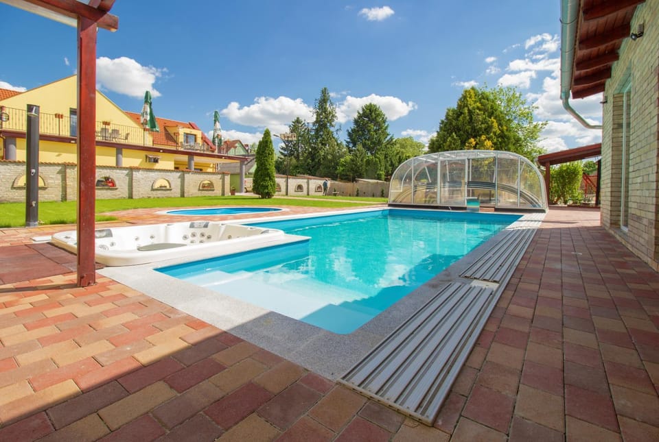 Swimming pool, Swimming pool