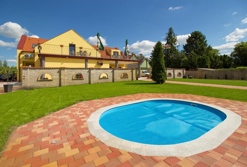 Swimming pool, Swimming pool