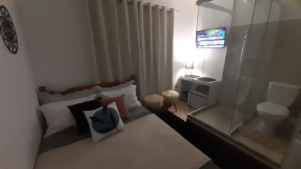 Banheiro de Vidro em Suíte compacta.Centro Apartment in Domingos Martins