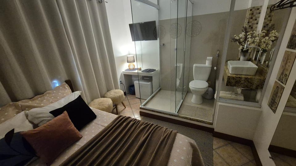Banheiro de Vidro em Suíte compacta.Centro Apartment in Domingos Martins