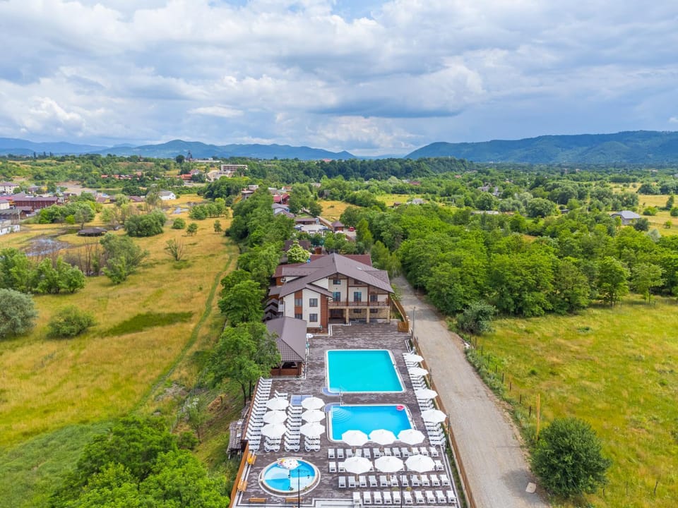Day, Natural landscape, Bird's eye view, Mountain view, Pool view, Swimming pool, sunbed