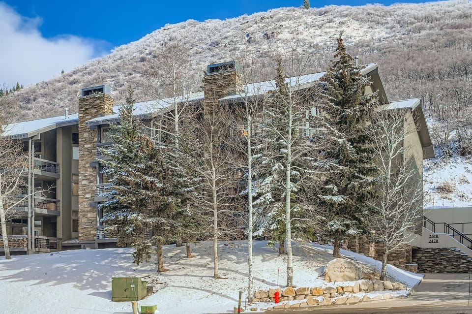 Gorgeous DV Slopeside Condo with Hot Tub and AC 11B Apartment in Park City
