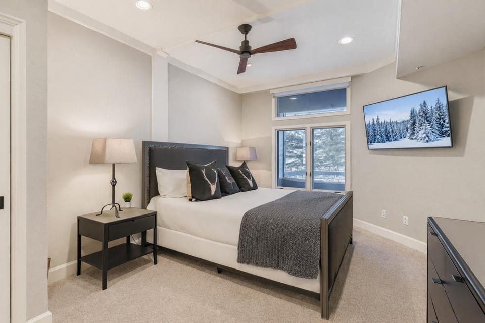 Gorgeous DV Slopeside Condo with Hot Tub and AC 11B Apartment in Park City
