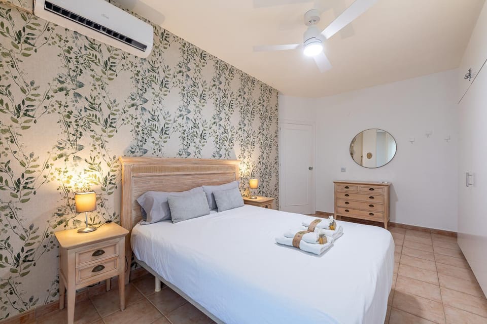 797 Holiday Rentals- Precioso piso con vistas al jardin en Benalbeach Apartment in Benalmadena