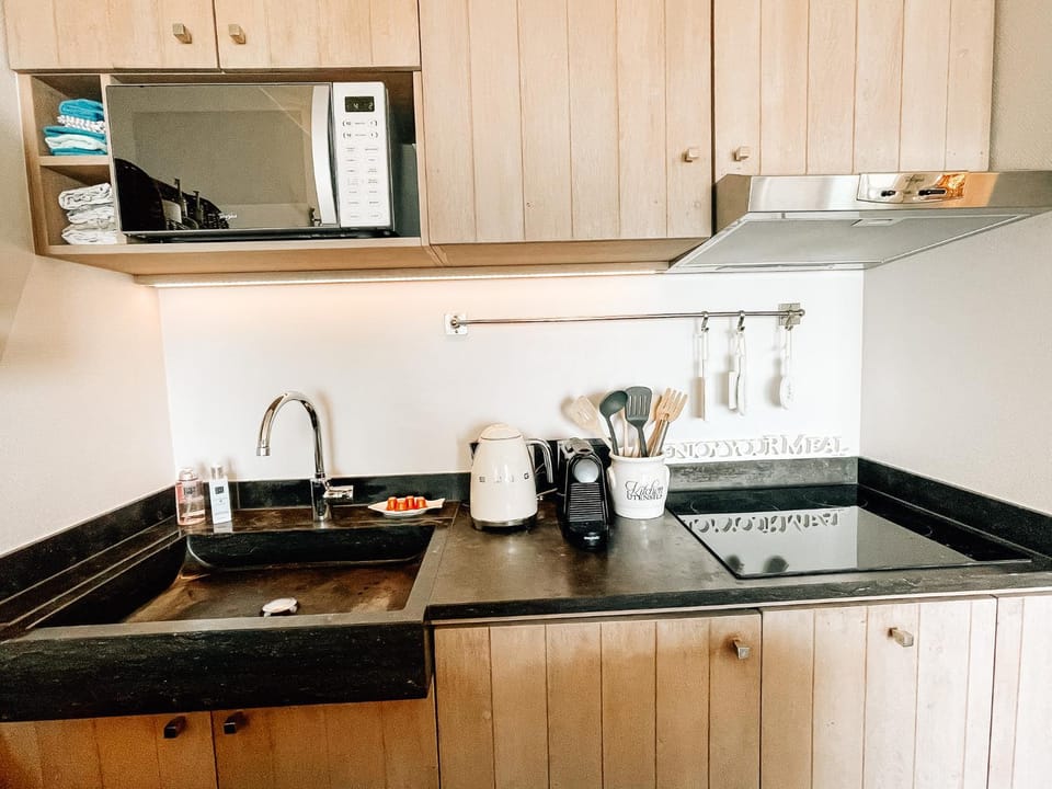 Coffee/tea facilities, Kitchen or kitchenette, dishwasher, minibar, stove