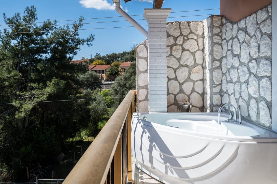 Hot Tub, View (from property/room), Balcony/Terrace