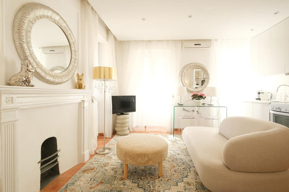TV and multimedia, Living room, Seating area, air conditioner