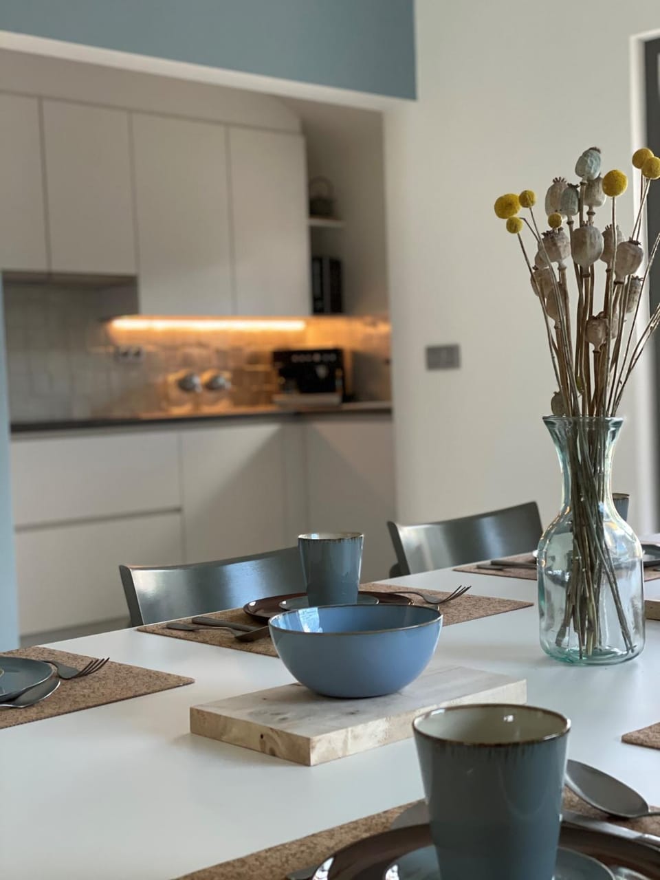 Kitchen or kitchenette, Dining area
