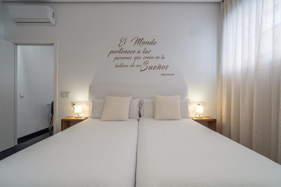 Bed, Photo of the whole room, Bedroom, air conditioner