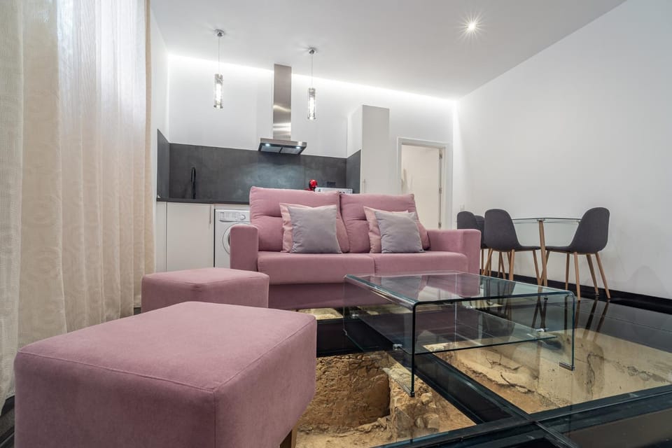 TV and multimedia, Kitchen or kitchenette, Living room, Seating area, Dining area