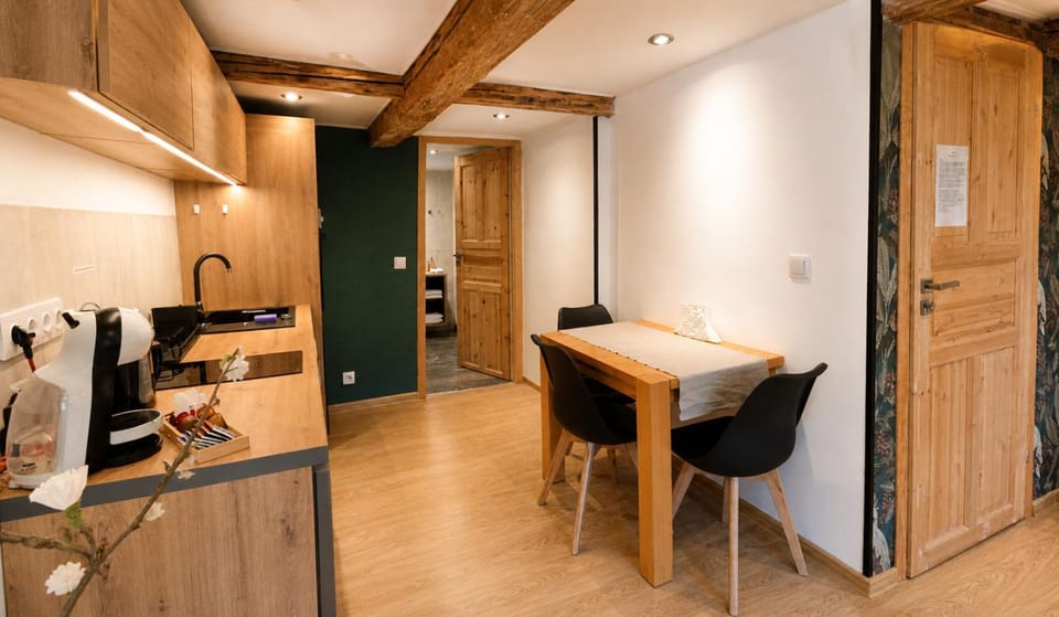 Kitchen or kitchenette, Dining area