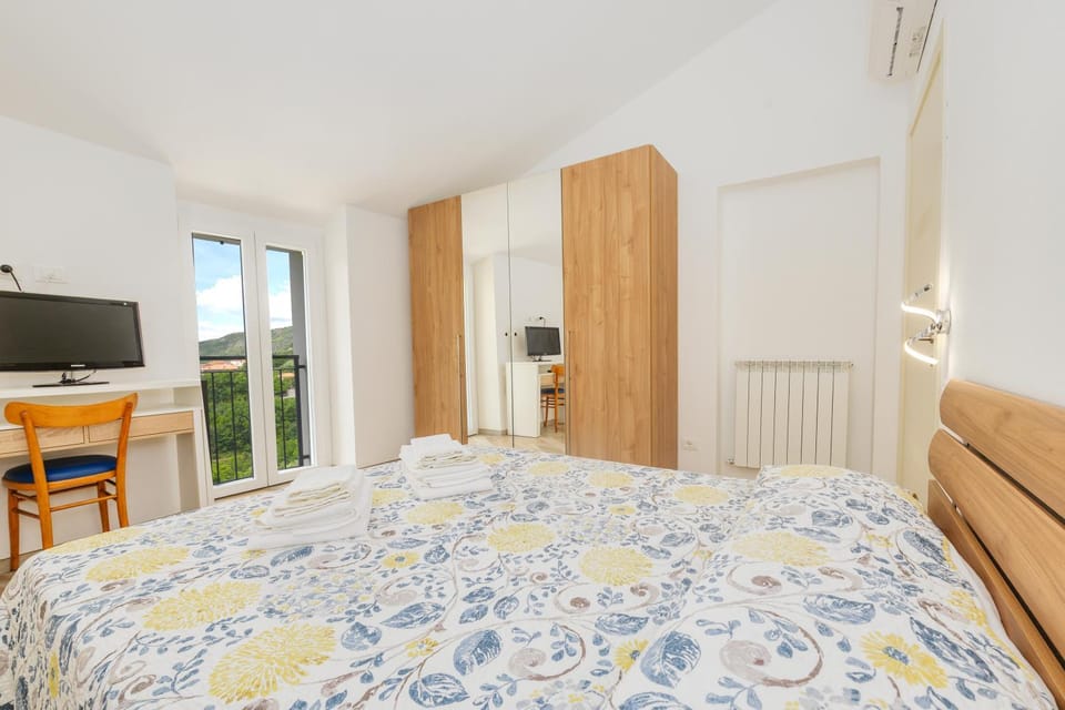Bed, TV and multimedia, Photo of the whole room, Bedroom, wardrobe, air conditioner