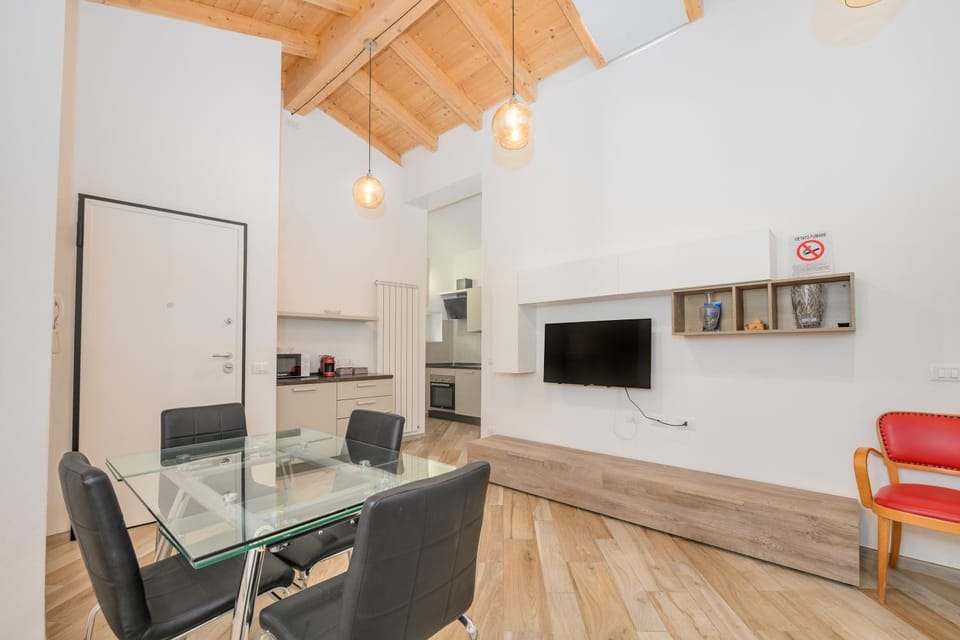 TV and multimedia, Kitchen or kitchenette, Living room, Seating area, Dining area