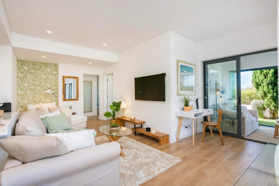TV and multimedia, Living room, Seating area, Evening entertainment