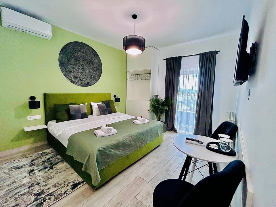 Bed, TV and multimedia, Photo of the whole room, Bedroom, towels, air conditioner