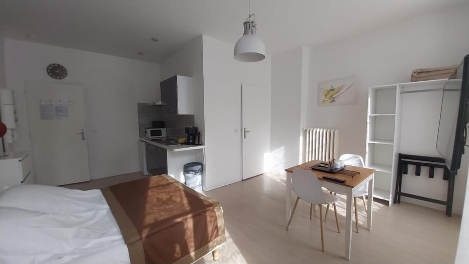Bed, Kitchen or kitchenette, Photo of the whole room, Seating area, Dining area