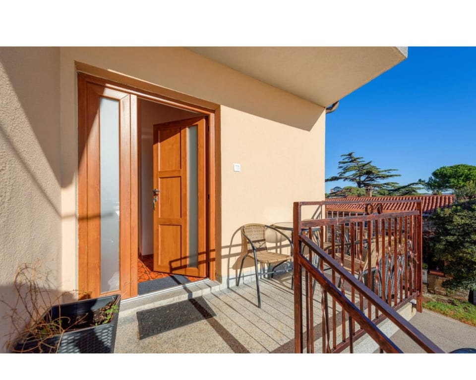 Property building, Facade/entrance, Balcony/Terrace