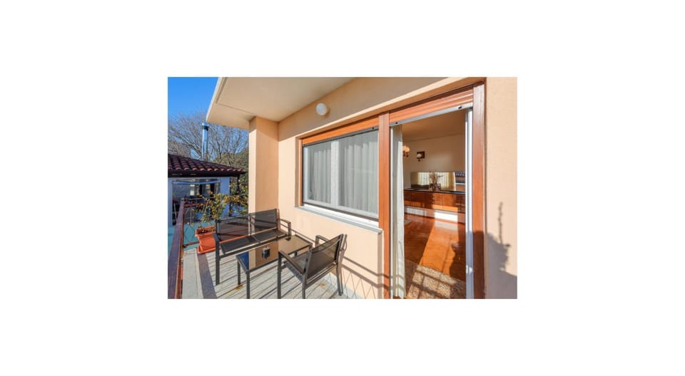 Property building, Patio, Day, Balcony/Terrace, Seating area