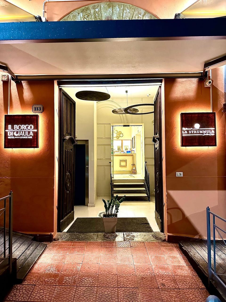 Facade/entrance