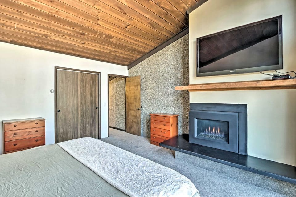 Beautiful Breck Townhome w/ Pool: 1 Mi to Main St! House in Breckenridge
