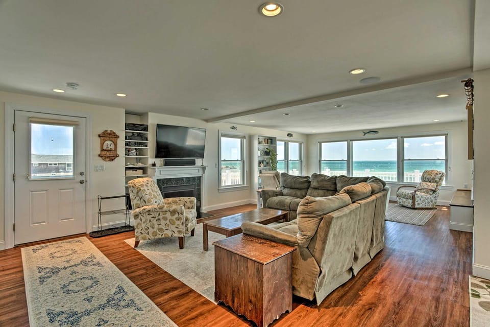 Romantic Retreat on the Sand: Cape Cod Beach House House in Mattapoisett