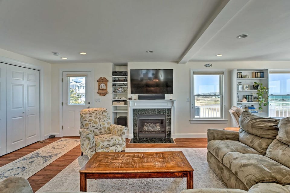 Romantic Retreat on the Sand: Cape Cod Beach House House in Mattapoisett