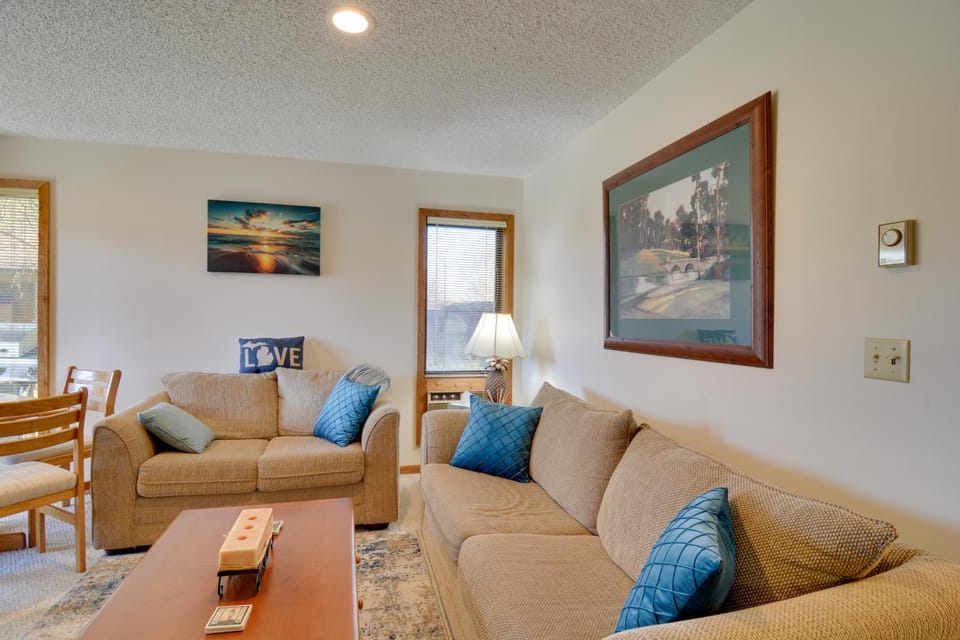 Schuss Mountain Resort Condo: Steps to Golf! House in Michigan