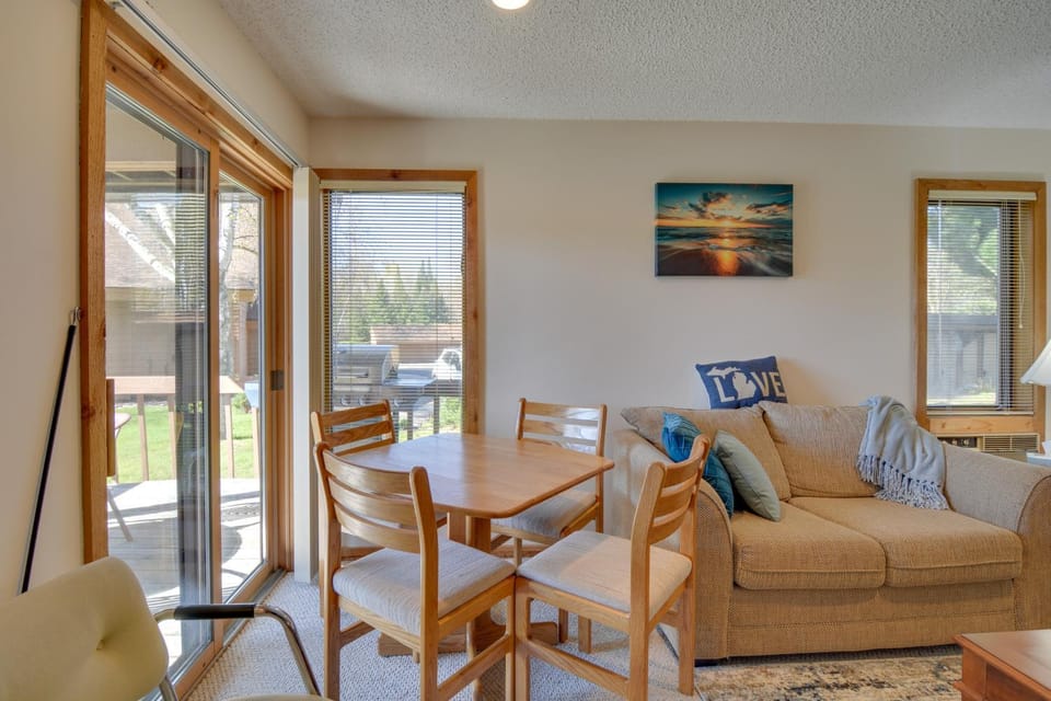 Schuss Mountain Resort Condo: Steps to Golf! House in Michigan