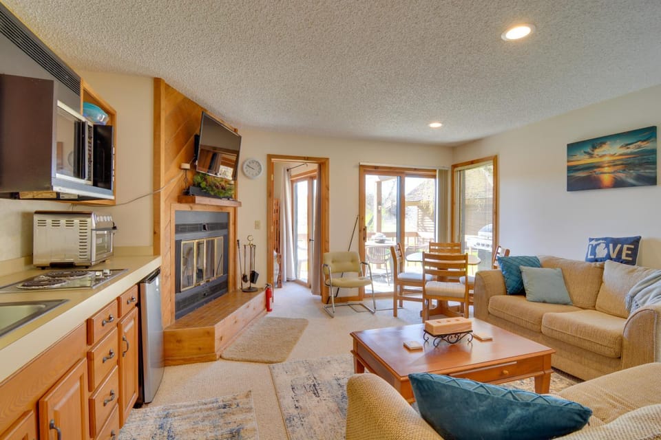 Schuss Mountain Resort Condo: Steps to Golf! House in Michigan