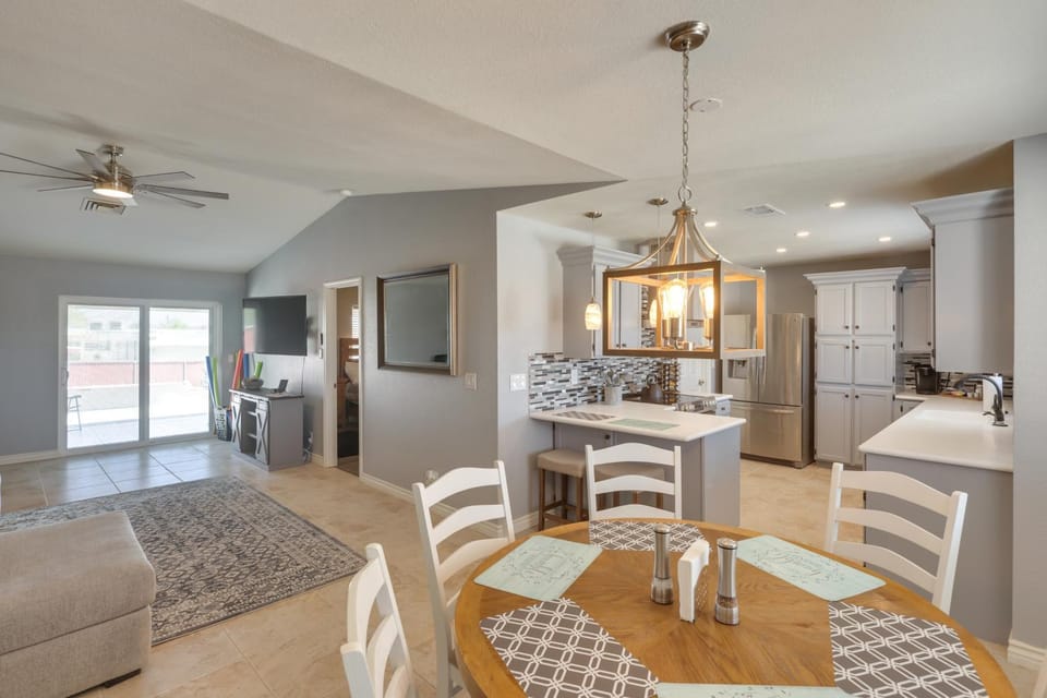2 Mi to Lake Havasu: Home w/ Patio & Pool House in Lake Havasu City