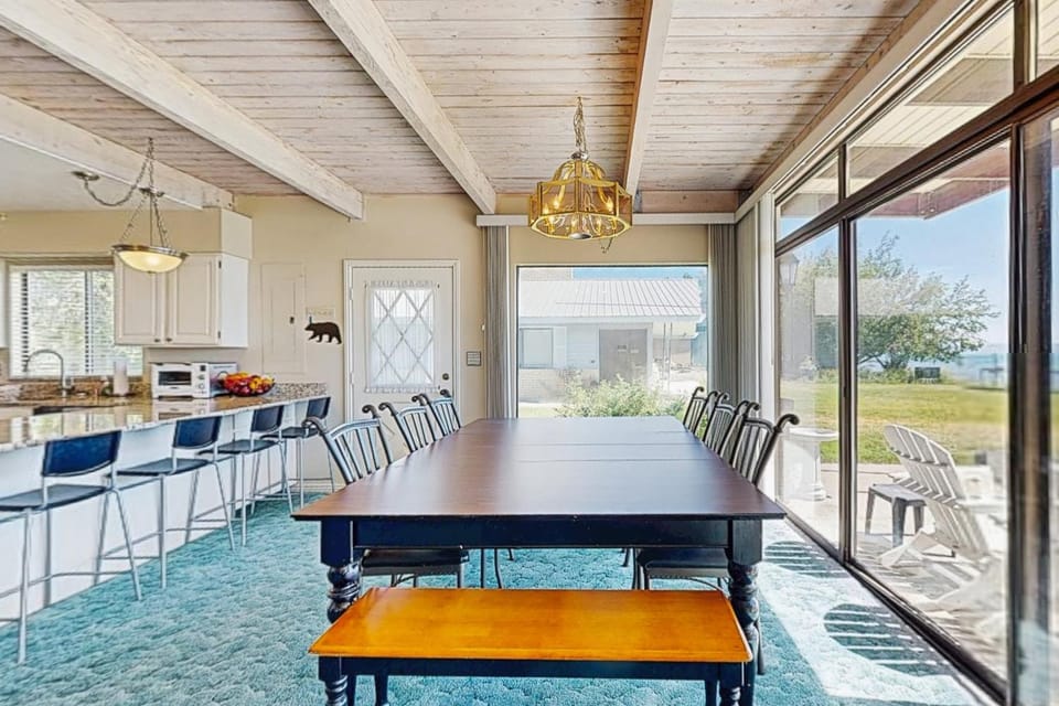 Lollipop Lakehouse House in Garden City