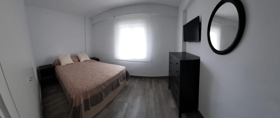 Bed, TV and multimedia, Bedroom