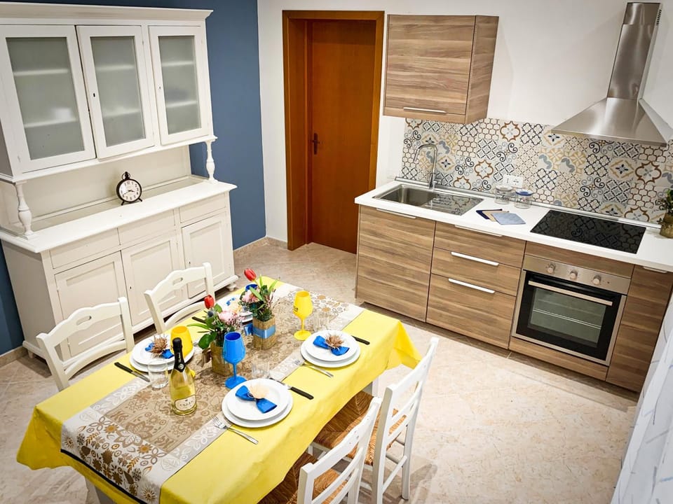 Kitchen or kitchenette, Dining area