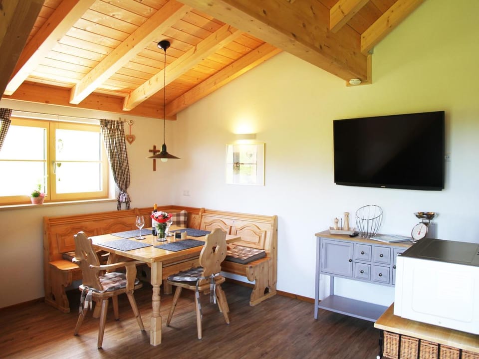 Dining area, Food