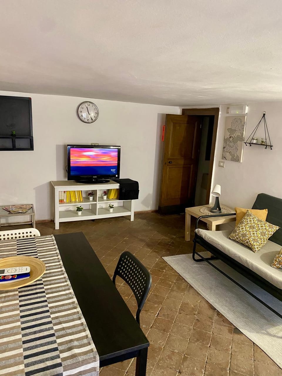 Communal lounge/ TV room, TV and multimedia, Living room, Seating area, Dining area