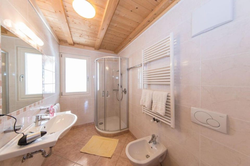 Shower, Toilet