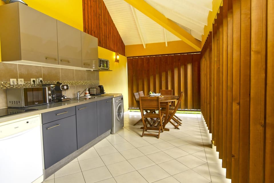 Kitchen or kitchenette, Dining area, minibar, pet friendly, stove