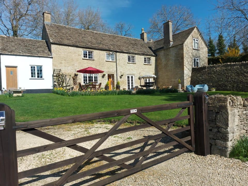 Property building, Patio, Spring, Day, BBQ facilities, Garden, Balcony/Terrace, Seating area, Garden view, Sunset, sunbed