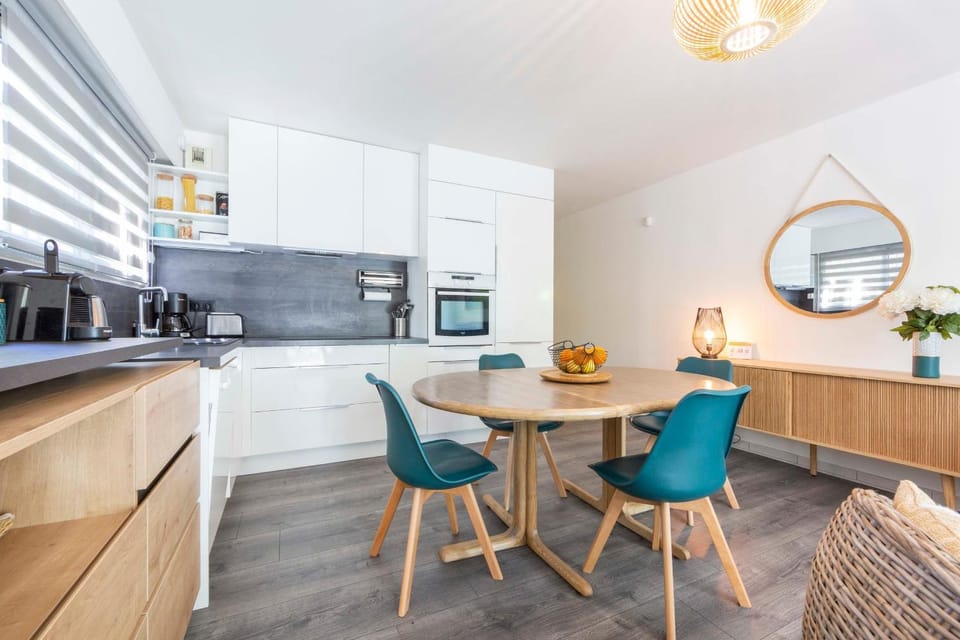 Kitchen or kitchenette, Dining area