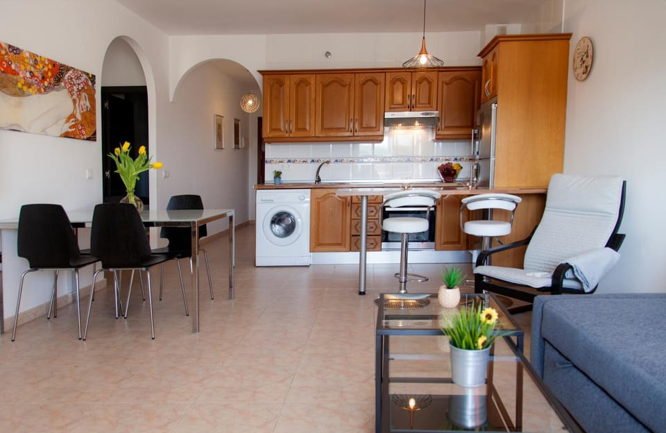 Kitchen or kitchenette, Living room, Seating area, Dining area