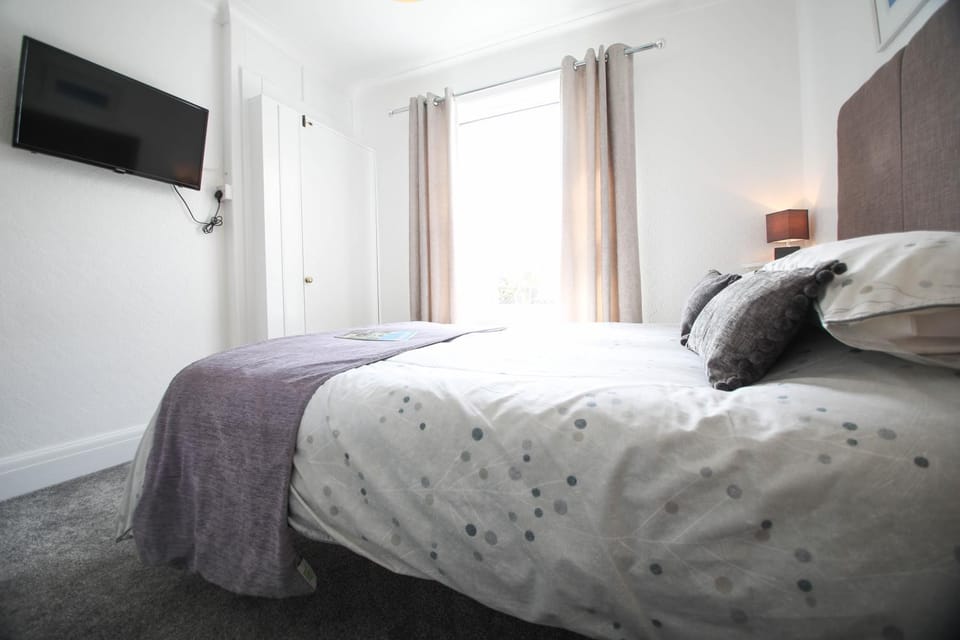 TV and multimedia, Photo of the whole room, Bedroom