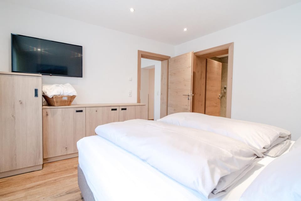 Bed, TV and multimedia, Bedroom