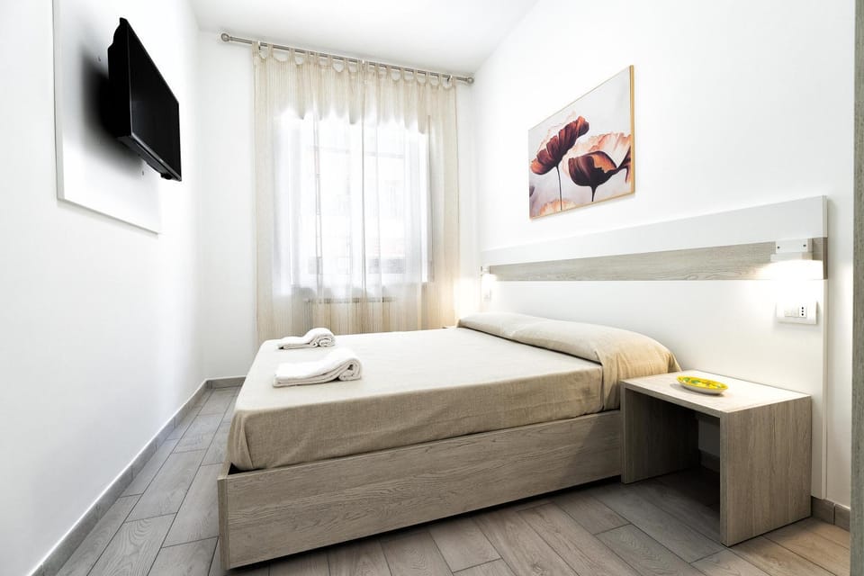 Bed, TV and multimedia, Bedroom, towels