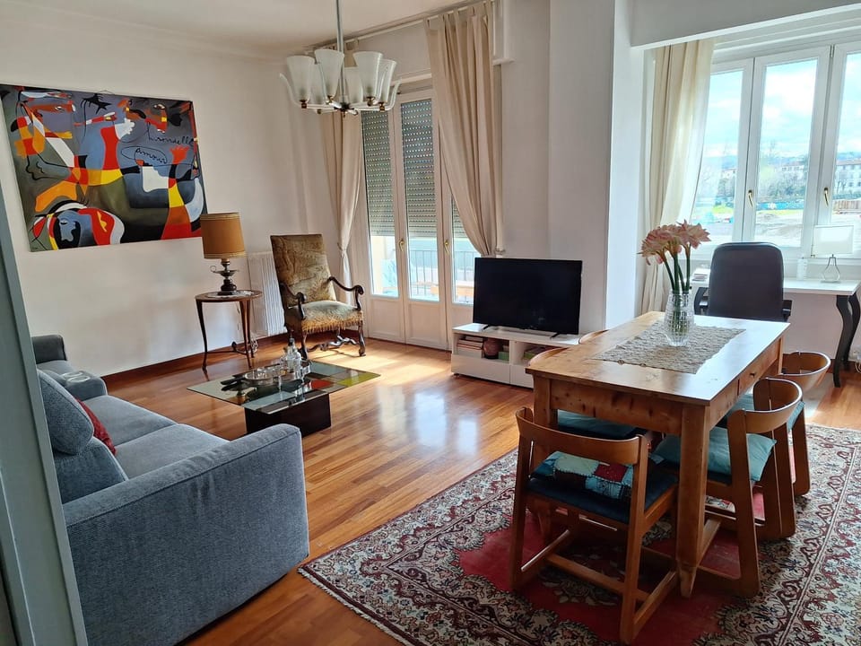 Communal lounge/ TV room, TV and multimedia, Living room, Seating area, Dining area, Evening entertainment