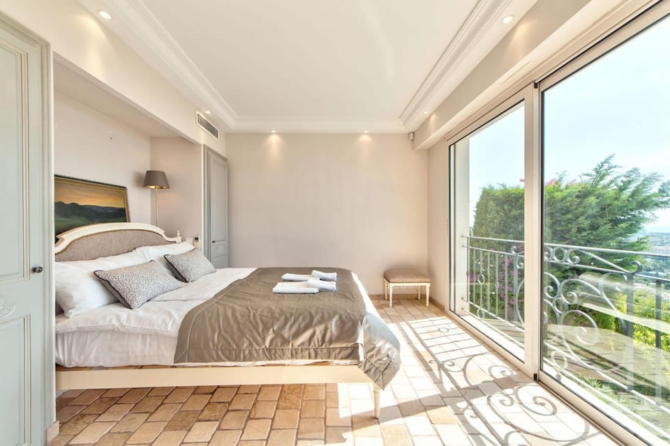 Bed, Day, Photo of the whole room, Bedroom