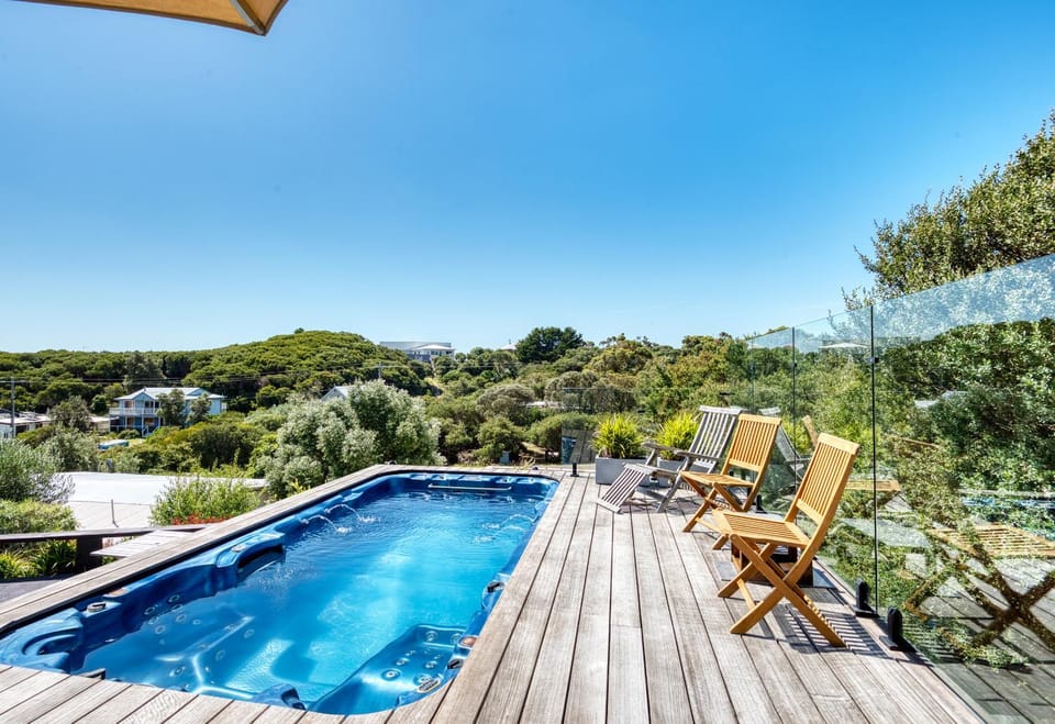 Swimming pool, sunbed