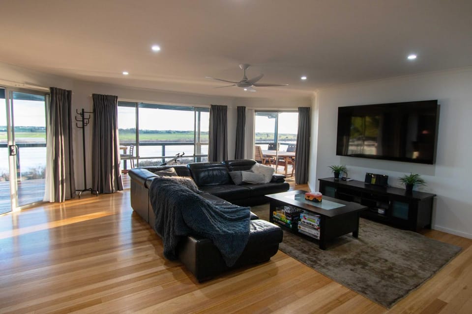 Game Room, TV and multimedia, View (from property/room), Living room, River view
